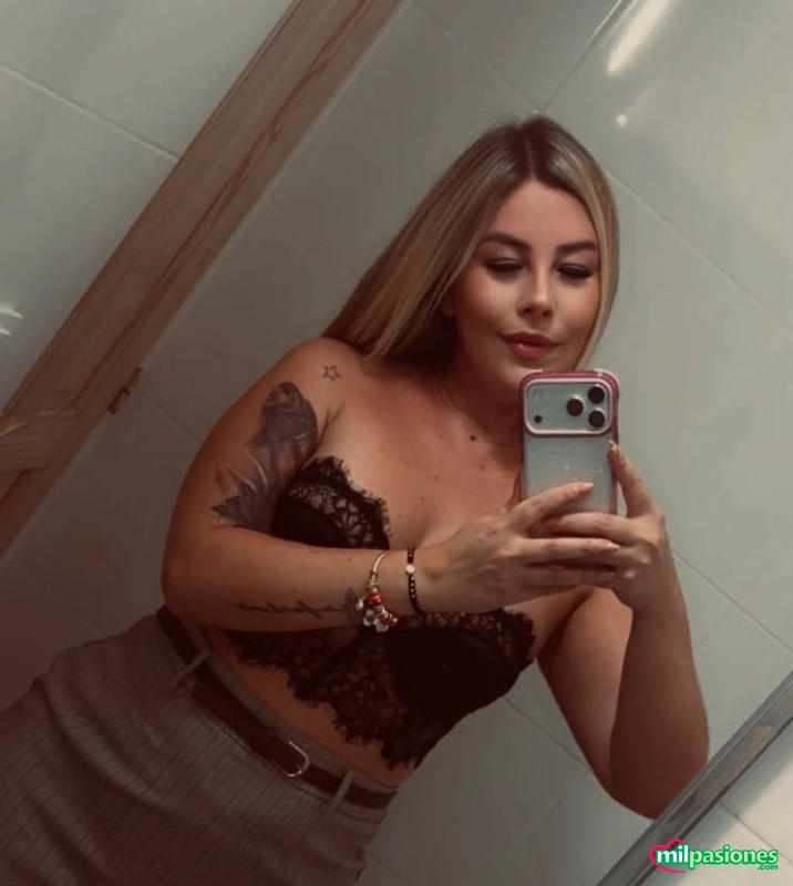 Una Hermosa Rubia con Curvas de Infarto
